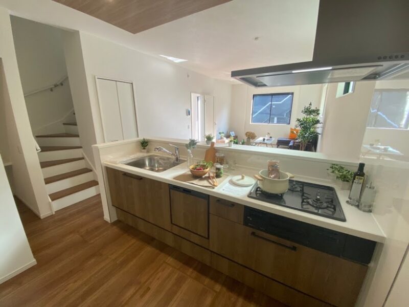 1号棟　キッチン　食洗器付きで清潔感のある木目調のキッチンです！！一段下がったポップアップ天井がさらに空間をオシャレに見せます♪