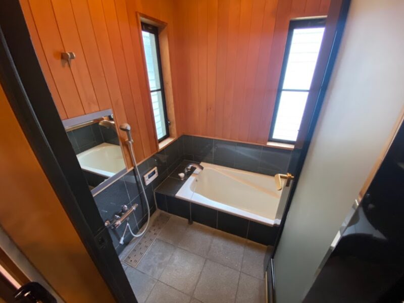 木材とタイルでとっても落ち着いた浴室です。ゆっくり浸かれて一日の疲れも取れそうです♪窓も2つあるので、昼間は明るく、換気も充分です！