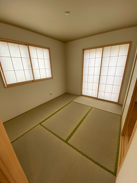 5.25帖和室　2面に窓があるのでこちらのお部屋も明るく、来客用のお部屋にも使用できて便利です！
