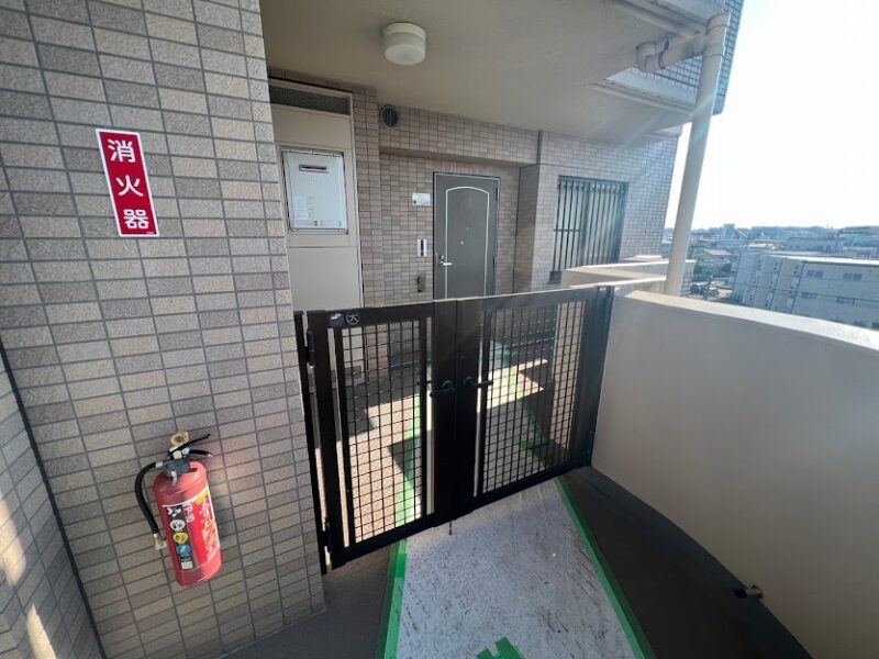 玄関前の門
