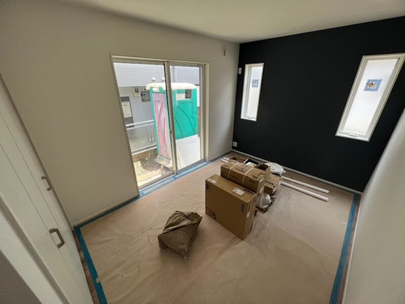 1階約6.5帖洋室　濃い色味のアクセントクロスがお部屋の印象をおしゃれに魅せます♪