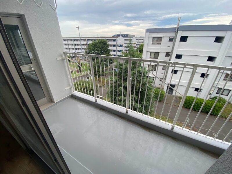 広々したバルコニー 天井もあるので、少しの雨なら濡れなそうで助かりますね♪