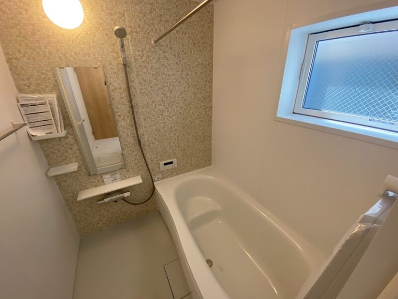 浴室にも小窓があるので嫌な湿気も換気出来て快適です！