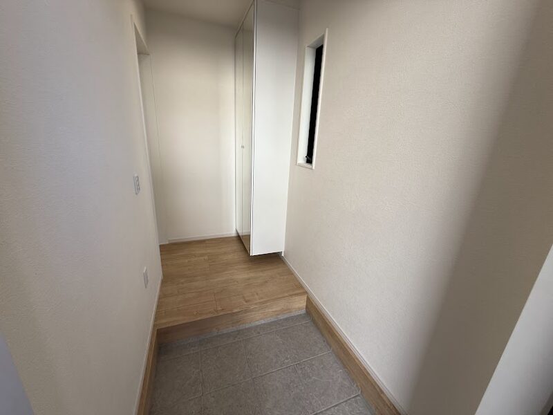 扉が鏡になっているシューズクローゼットはお出かけ前に身だしなみのチェックが出来て便利です♪