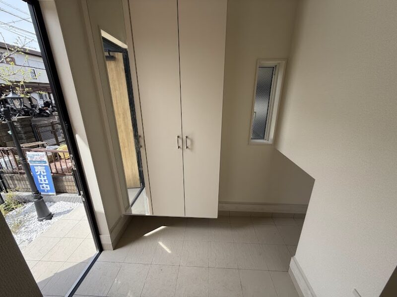 土間収納のある明るい玄関