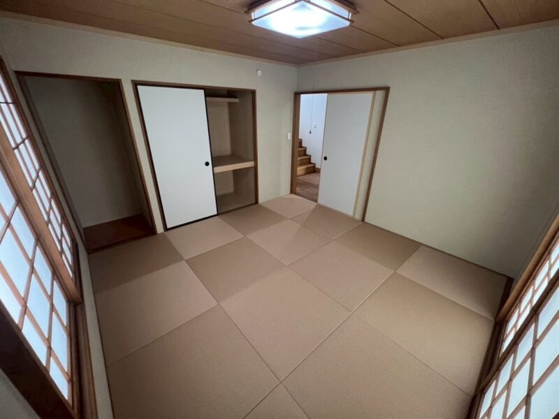 １階約８帖の広々した和室 畳はモダンな琉球畳に交換！襖も張替えしてあるのでとても落ち着く空間です♪