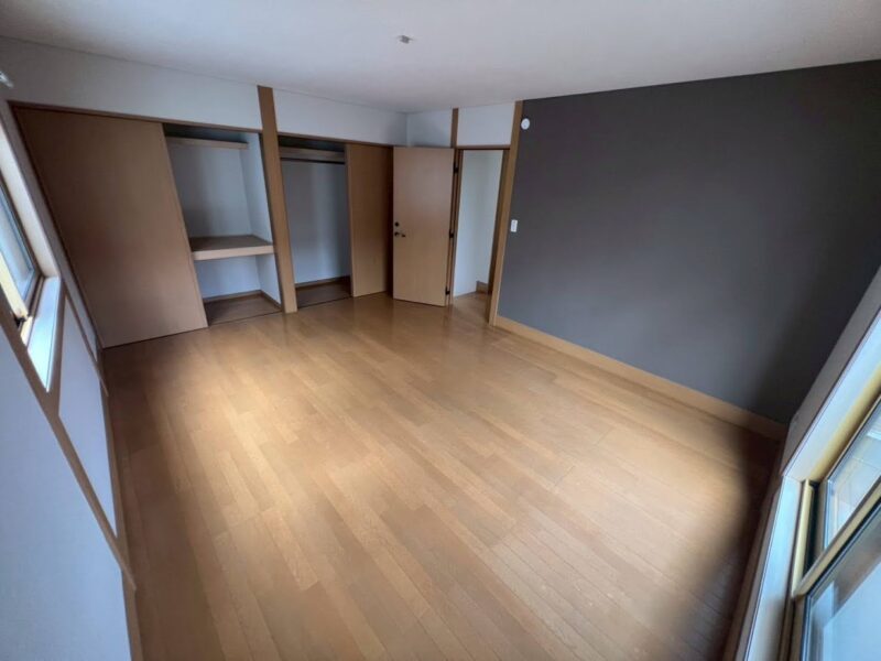 ２階約１０帖の洋室 バルコニーへ出られるお部屋です！ 収納スペースも充実！