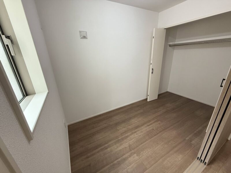 リビング横の約３帖の洋室