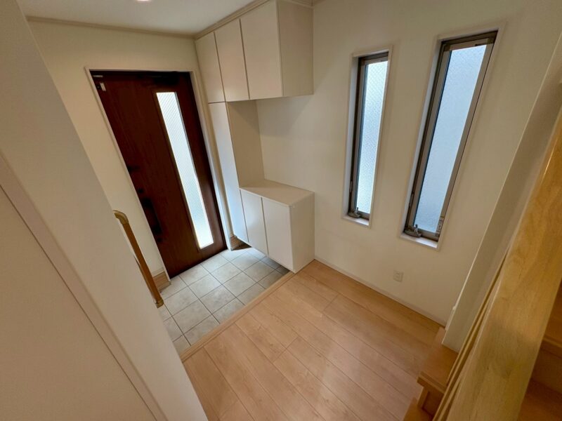 しっかりと光が入る明るい玄関