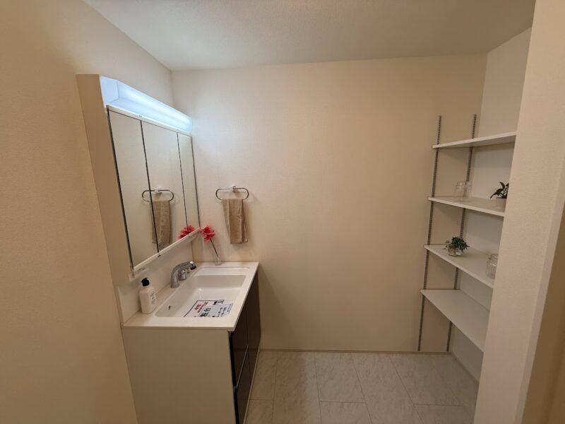 １階　収納スペースたっぷりの洗面脱衣所