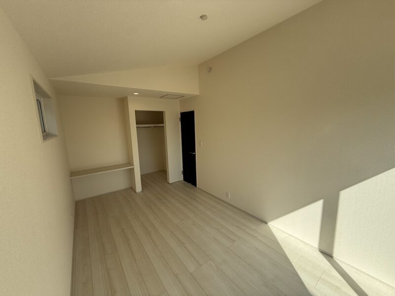 ウンタースペースのある約7.5帖の洋室　しっかりと光が入るお部屋です。