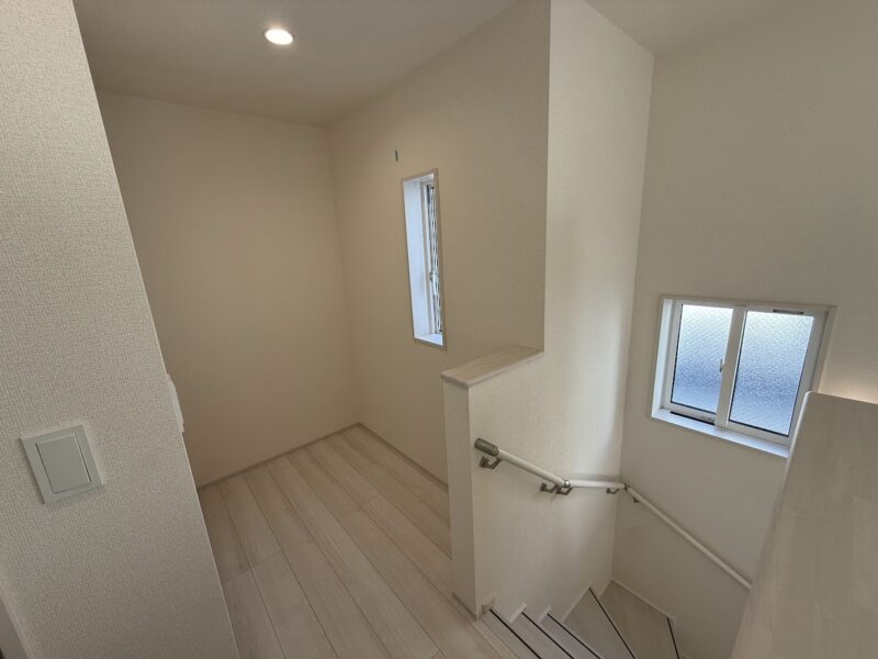 １号棟　階段を上がってすぐの多目的スペース 家族のスタイルに合わせて多用途に使用できます！