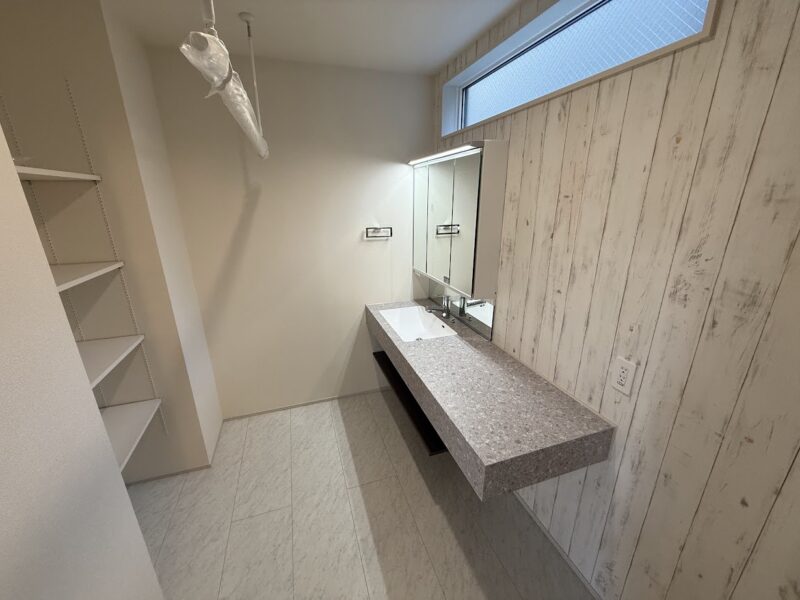 可動棚付き収納スペースもあるので、タオルや家族それぞれの下着、パジャマなどスッキリと収納出来そうです！