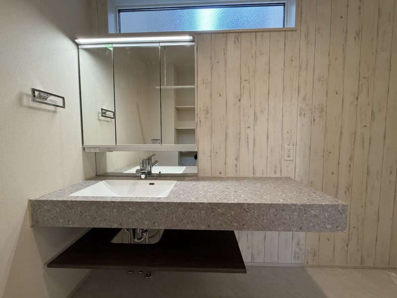 洗練されたデザインに、毎日の身支度をもっと快適にする三面鏡をプラス！ 美しさと使いやすさ、どちらも叶える洗面スペース♪