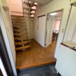 玄関入って正面はおしゃれな階段で開放感のある空間です！