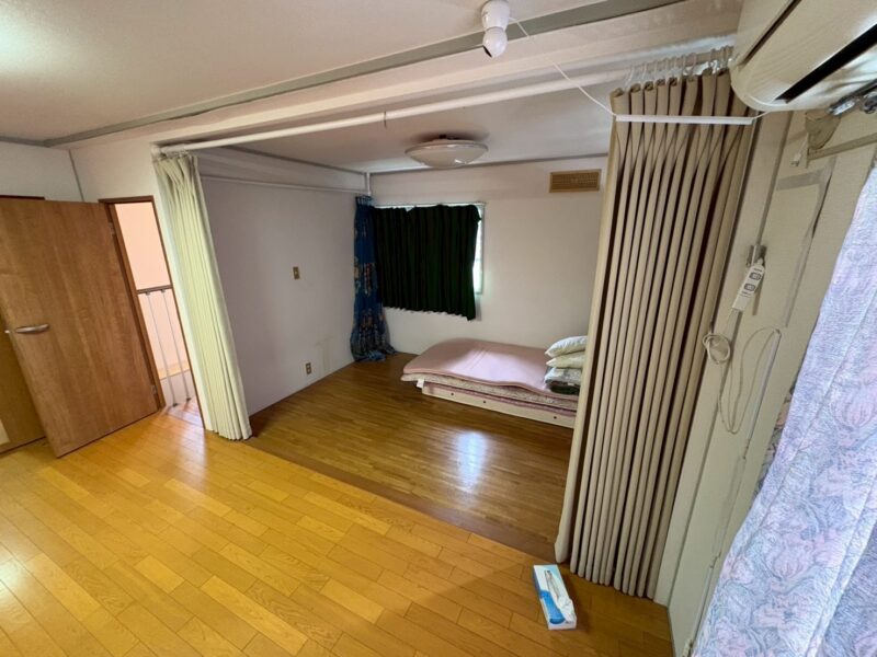 ２階約４帖の洋室